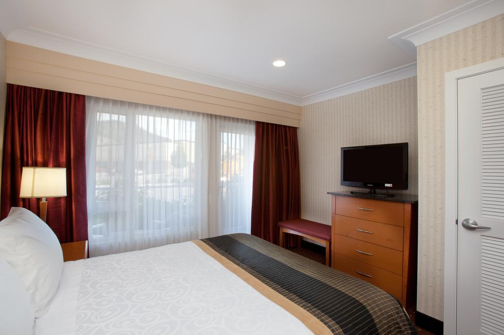 Best Western Plus Kelowna Hotel & Suites Room photo